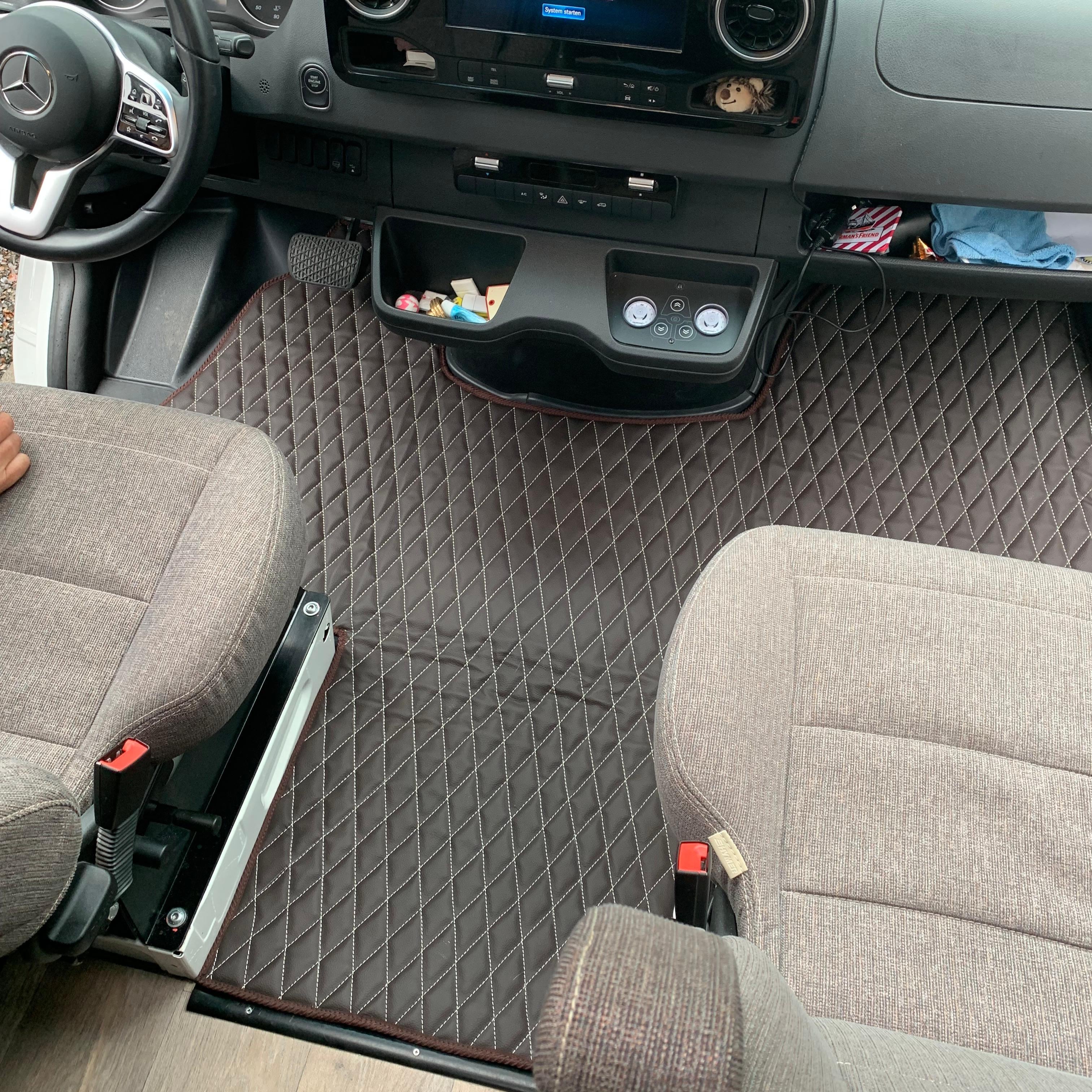 Fahrerhausteppich Mozzafiato Design passend für Mercedes Benz Sprinter 907 ab Baujahr 2019