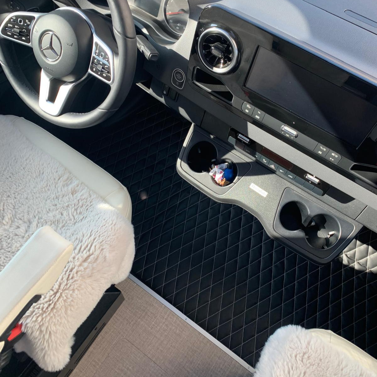 Fahrerhausteppich Mozzafiato Design passend für Mercedes Benz Sprinter 907 ab Baujahr 2019